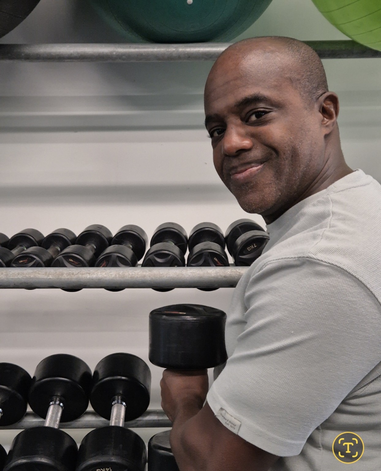 Bisente Kenepa met een dumbbell in de gym van Bizenergy